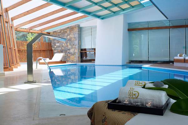 Pool im St. Nicolas Bay Resort Hotel mit Liegestühlen und Dekoration.