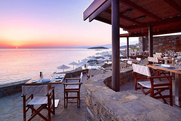 Abendessen am Strand im St. Nicolas Bay Resort Hotel & Villas bei Sonnenuntergang.