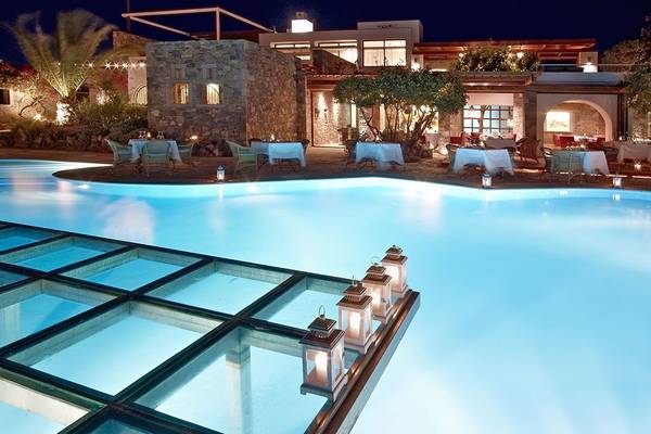 Nachtansicht des Swimmingpools des St. Nicolas Bay Resort Hotel & Villas