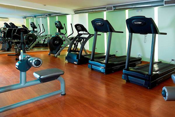 Fitness-Center im St. Nicolas Bay Resort Hotel mit verschiedenen Trainingsgeräten.