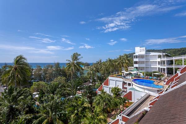 Luftaufnahme des Best Western Phuket Ocean Resort mit Swimmingpool und Meerblick