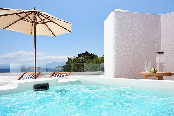 Außenpool auf der Terrasse des St. Nicolas Bay Resort Hotel & Villas mit Blick auf das Meer
