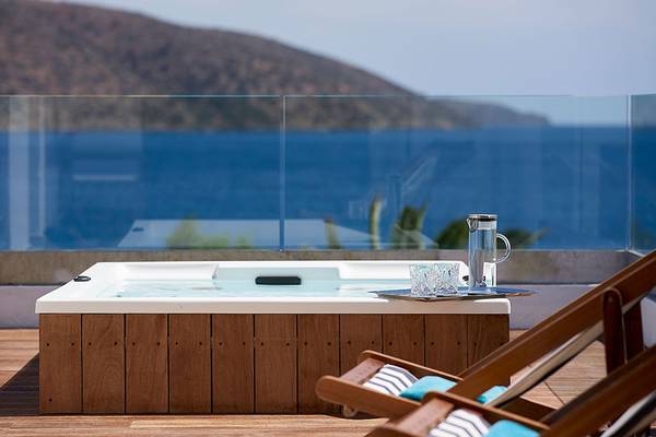 Außenwhirlpool mit Blick auf das Meer im St. Nicolas Bay Resort Hotel & Villas.
