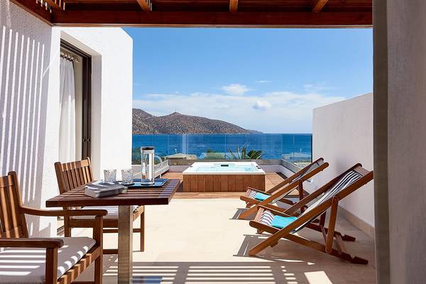 Terrasse des St. Nicolas Bay Resort Hotel & Villas mit Whirlpool und Meerblick