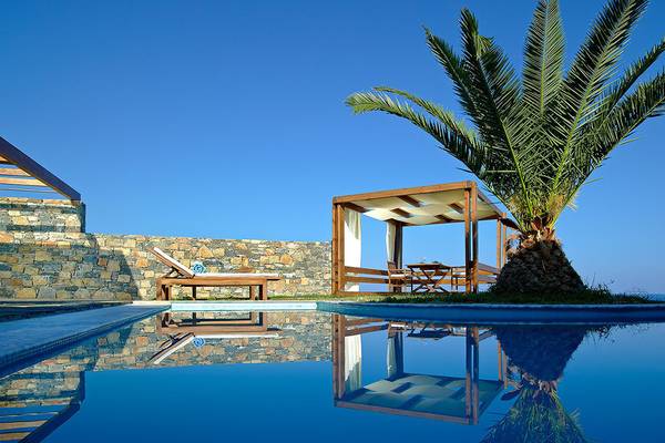 Pool im St. Nicolas Bay Resort Hotel mit Liege und Pavillon