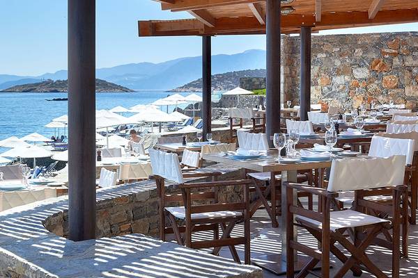 Terrasse des St. Nicolas Bay Resort Hotel & Villas mit Blick auf das Meer und Berge