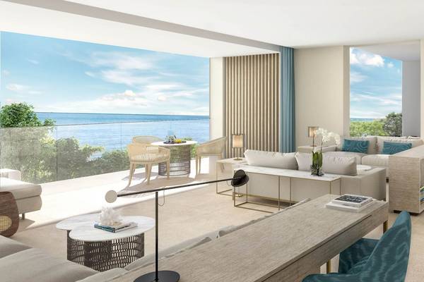 Suite im Ikos Andalusia Hotel mit Blick auf das Meer von einem Balkon aus.