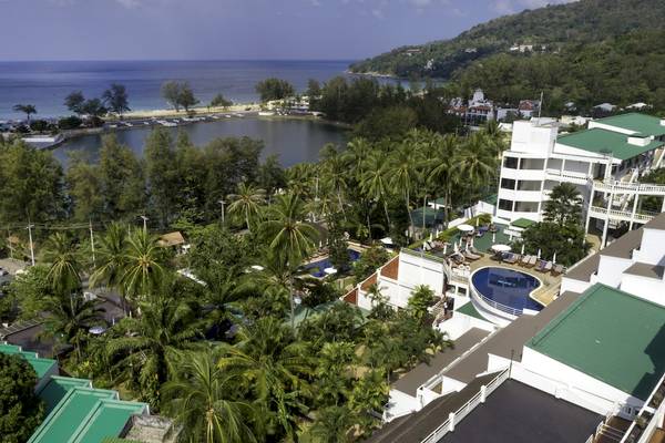 Luftaufnahme des Best Western Phuket Ocean Resorts mit Blick auf einen See und die Küste.