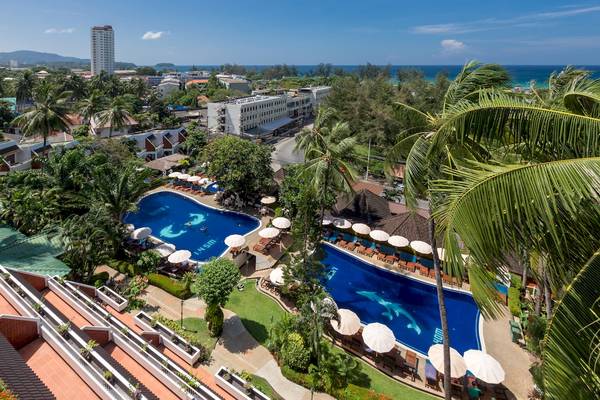 Luftaufnahme des Best Western Phuket Ocean Resort Pools mit zwei Schwimmbecken, Liegestühlen und Sonnenschirmen.