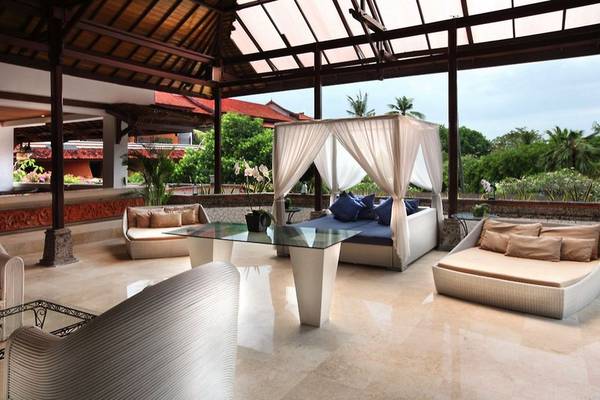 Terrasse im Sol Benoa Bali Hotel mit Lounge-Bereich und Überdachung.