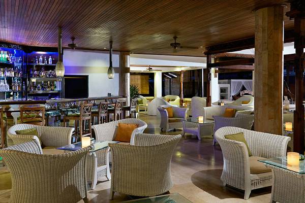 Innenansicht des Sol Benoa Bali Hotels, Loungebereich mit Bar, Sesseln und Tischen.