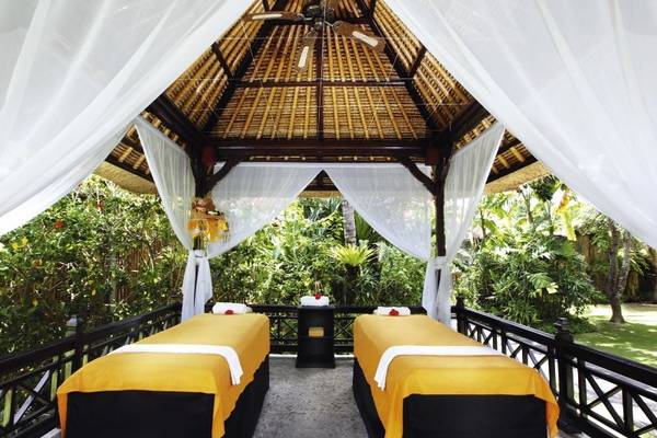 Massageliegen im Freien unter einem Baldachin im Sol Benoa Bali Hotel.