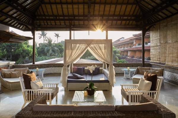 Loungebereich des Sol Benoa Bali Hotels mit Bett, Couchen und Tisch.