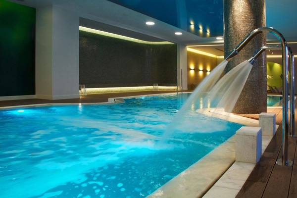 Schwimmbad des Kipriotis Panorama Suites Hotels mit Wasserfall