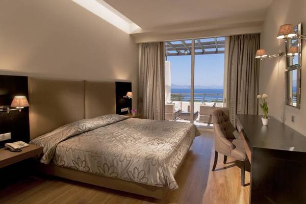 Hotelzimmer im Kipriotis Panorama Suites mit Blick auf das Meer und einem Balkon.