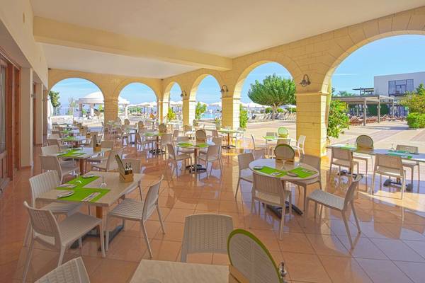 Restaurantbereich des Kipriotis Panorama Suites Hotels mit runden Säulen und Tischen