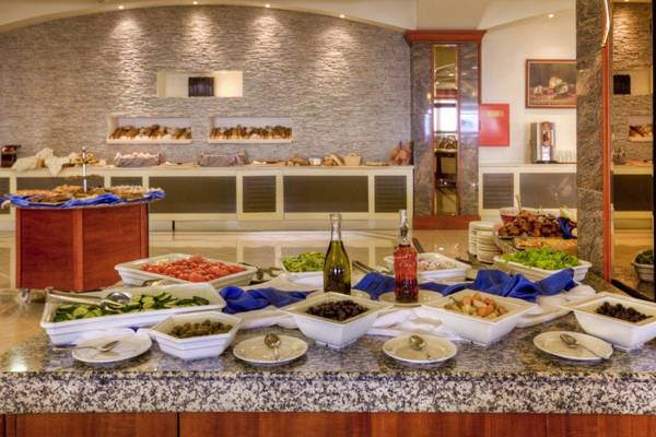 Buffettisch im Kipriotis Panorama Suites Hotel mit verschiedenen Salaten und Oliven.