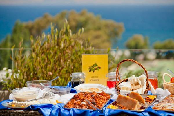 Frühstücksbuffet im Kipriotis Panorama Suites Hotel mit Blick auf das Meer.