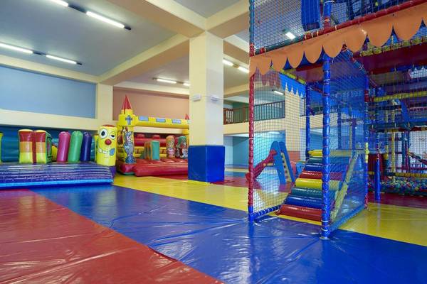 Foto des bunten Kinderspielplatzes im Kipriotis Panorama Suites Hotel