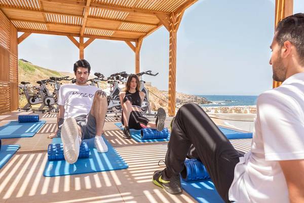 Fitness Workout unter Dach am Strand im Royal Blue Resort