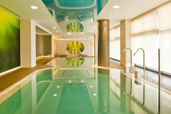 Innenpool im Kipriotis Panorama Suites mit grünen Wänden und blauer Decke.