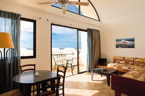 Innenbereich des SBH Royal Monica Hotels mit Blick auf einen Balkon und das Meer.