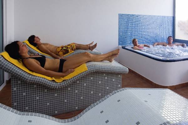 Spa-Bereich im SBH Royal Monica Hotel mit Liegen und Whirlpool.