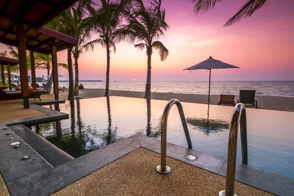 Am Abend im Swimmingpool des Beyond Resorts Khao Lak mit Blick auf den Sonnenuntergang.