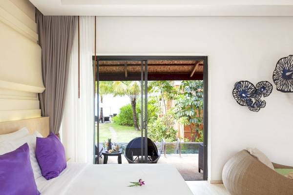 Hotelzimmer im Beyond Resort Khao Lak mit Außenzugang zum Pool.