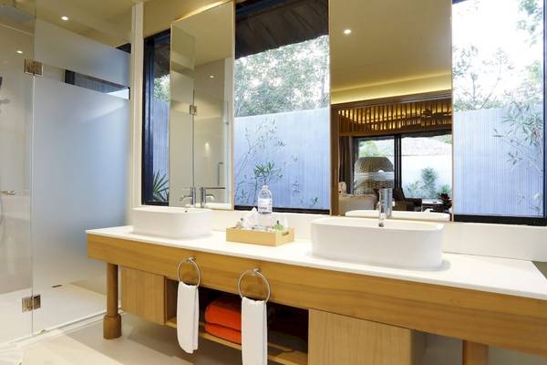 Badezimmer mit Doppelwaschbecken im Beyond Resort Khao Lak.