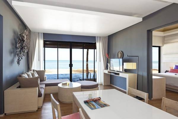 Innenansicht der Suite im Beyond Resort Khao Lak mit Blick auf das Meer.
