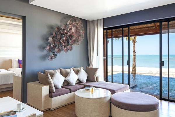Suite im Beyond Resort Khao Lak mit Blick auf den Ozean und privatem Pool.