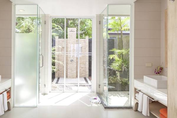 Badezimmer des Beyond Resort Khao Lak mit Innendusche und Zugang zum Außenbereich