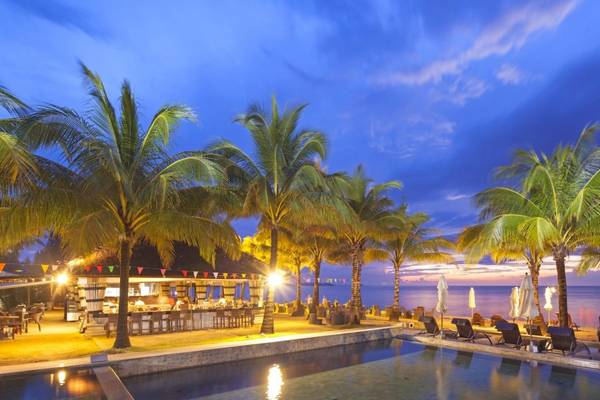 Abendansicht des Pools und der Lounge-Bereiche des Beyond Resort Khao Lak in Thailand