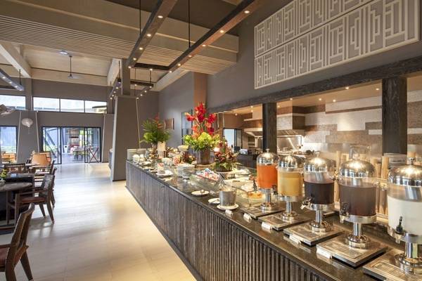 Frühstücksbuffet im Beyond Resort Khao Lak mit verschiedenen Getränken und Speisen.