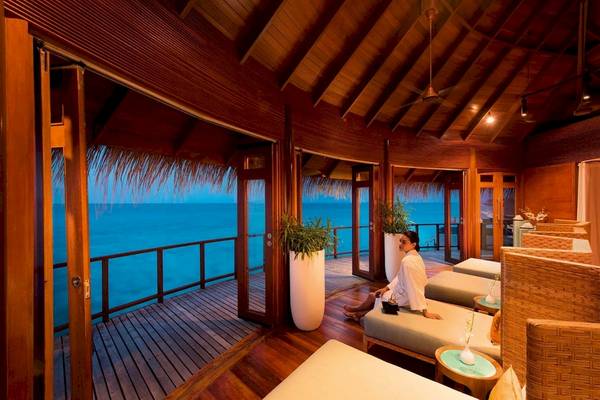 Innenbereich des Constance Halaveli Maldives mit Blick auf das Meer vom Balkon aus.