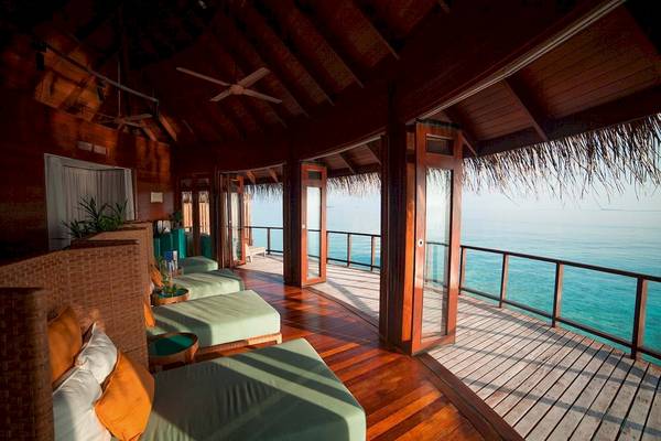 Innenbereich des Constance Halaveli Maldives mit Blick auf das Meer von einem Balkon aus.