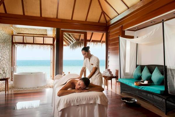 Massage im Constance Halaveli Maldives mit Blick auf das Meer