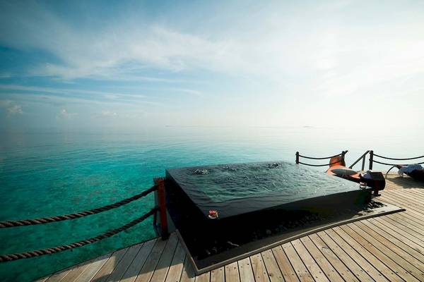 Whirlpool auf der Terrasse des Constance Halaveli Maldives mit Blick auf den Ozean