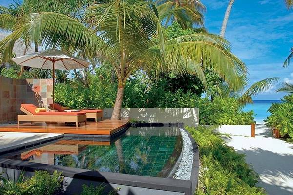 Außenpool und Loungebereich des Constance Halaveli Maldives Hotels