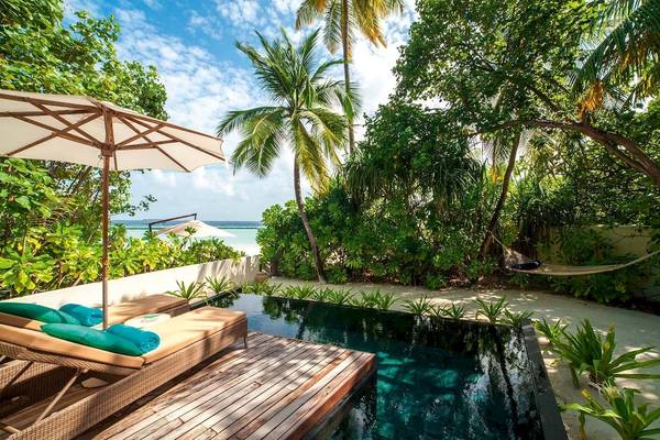 Außenpool mit Loungebereich und Hängematte im Constance Halaveli Maldives