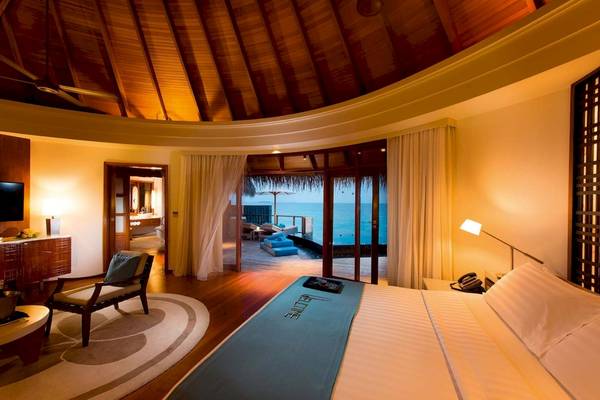 Innenansicht der Suite im Constance Halaveli Maldives mit Blick auf das Meer.
