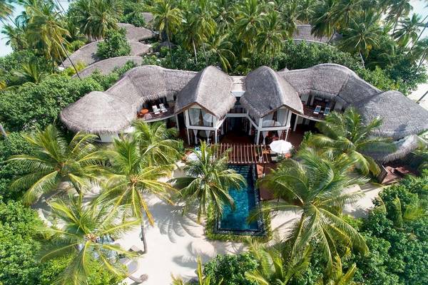 Luftaufnahme des Constance Halaveli Maldives Resorts mit mehreren Gebäuden und Swimmingpool.