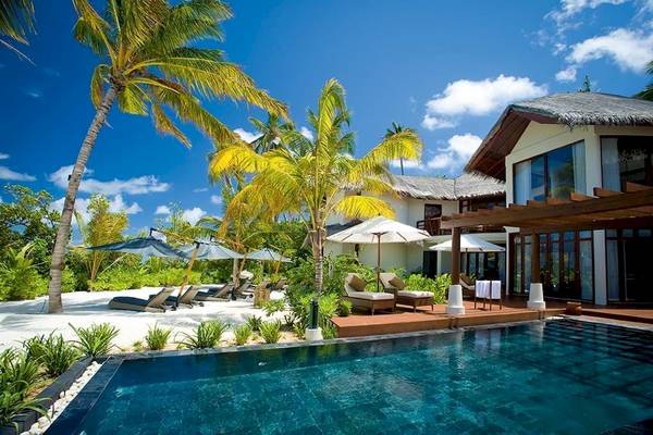 Außenpool und Loungebereich des Constance Halaveli Maldives Hotels.