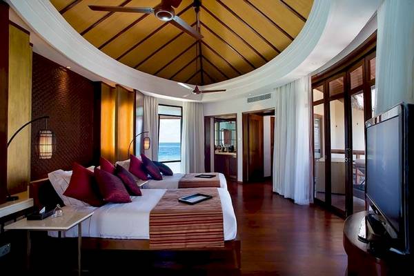Doppelbett-Zimmer im Constance Halaveli Maldives mit Meerblick und modernen Annehmlichkeiten.