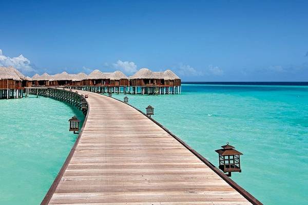 Wasserbungalows des Constance Halaveli Maldives im kristallklaren Meer