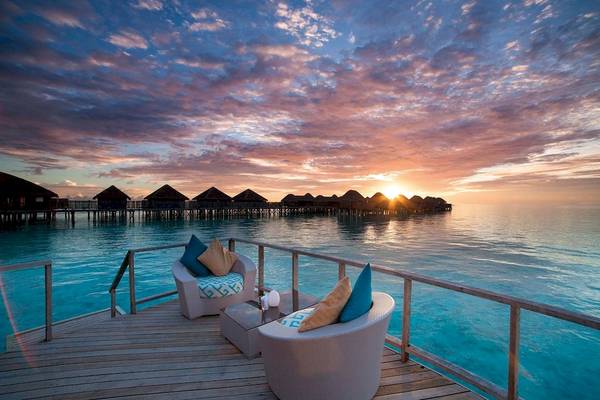 Sonnenuntergang über dem Wasser, Blick von der Terrasse des Constance Halaveli Hotels auf die Inselkette