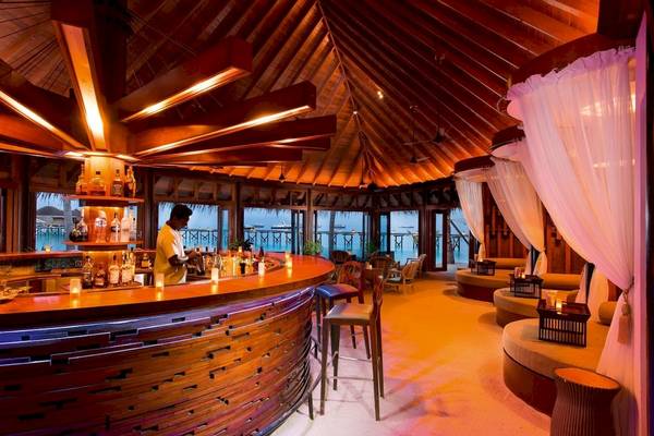 Bar im Constance Halaveli Maldives Hotel mit Blick auf den Ozean.