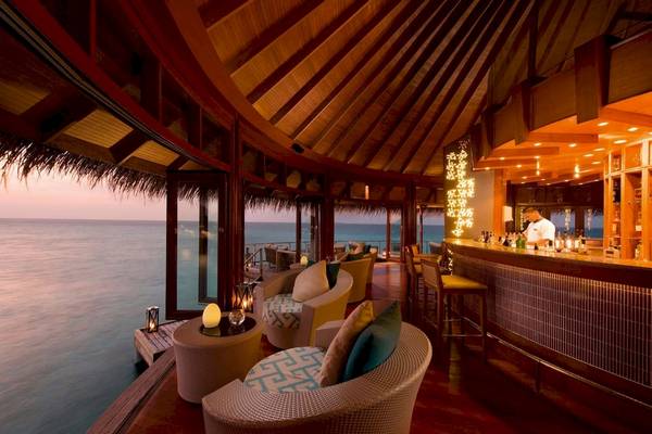 Innenansicht der Bar im Constance Halaveli Hotel in den Malediven mit Blick auf das Meer.