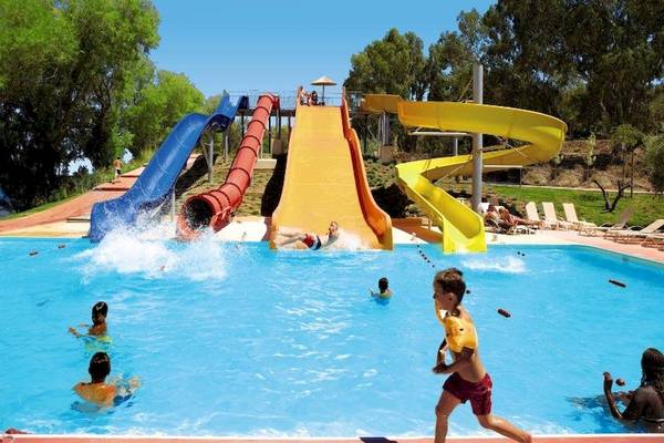 Atlantica Eleon Grand Resort Wasserrutschen mit Kindern die spielen.
